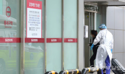 [중부포토] 음압병동으로 들어가는 오미크론 의심환자