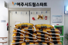 농업회사법인 팜스, 여주시 드림스타트에 쌀 기탁… 취약계층 아동에 전달