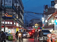 [현장24시] 좁은 시장통로 차량 쌩쌩… 수원 정자애누리시장 시민 위험 노출