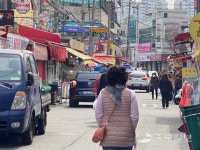[현장24시] 좁은 시장통로 차량 쌩쌩… 수원 정자애누리시장 시민 위험 노출