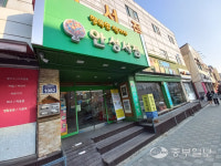 [우리동네 책방여행] 힙하지 않아도 괜찮아…50년 장수서점의 자신감 행복한 책가게 안성서점