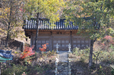 [인문기행-경기도의 전통사찰 5] 밭에서 출토된 두 손 잘린 철조여래좌상은 약사불… 포천 흥룡사