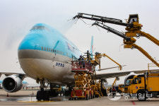 대한항공 인천공항 정비 격납고에서 보잉747-8i 항공기 세척 실시