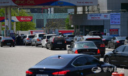 차량으로 붐비는 주유소