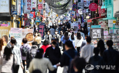 실외 마스크 해제 앞두고 붐비는 수원 로데오거리