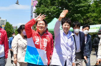성남시민에게 인사하는 안철수와 김은혜