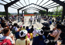 [김유진 기자의 문화현장] 원활한 축제 진행 뒤엔 수많은 땀방울… 2022 수원연극축제 스태프 체험기