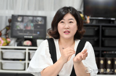 HarincoLED플라워 | [와이드인터뷰] 신윤희 LED 리얼플라워 작가 "섬세한 손기술로 피우는 봉오리들… LED꽃의 진화는 끝이 없죠"
