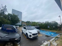 [현장24시] 좁은 수원시립창룡도서관 주차장에 외부차량 무단 주차