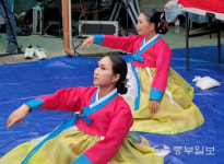 신들을 청배, 시민들을 위무하다…경기안택굿 수원시민 한마당 성황
