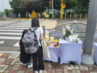 하늘나라에서는 아프지 않길…굴착기에 숨진 평택 초등생 추모 공간, 시민 발길 이어져