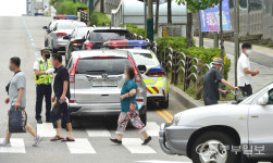 [중부포토] 도로교통법 개정한 첫날 횡단보도 일시정지 캠페인 하는 경찰들