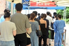 [중부포토] 또다시 길어진 선별진료소 코로나19 검사 대기줄