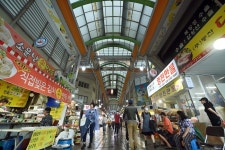 [우리동네 맛시장] 지글지글 빈대떡·매콤한 닭발… 눈길 머무는 곳마다 맛있는 이천 관고재래시장
