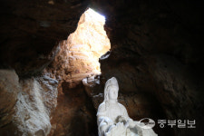 [인문기행-경기도의 전통사찰21] 용인 용덕사, 용이 뚫어놓은 바위틈 하늘빛 부처님의 미소 살포시