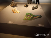 [리뷰] 수원 중진작가들의 중후한 멋을 만나다…수원시립미술관 먼 산을 머금고