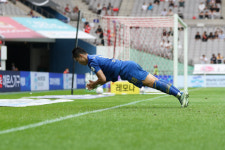 수원 삼성, 오현규 멀티골 슈퍼매치 완승...서울전 3연패 탈출