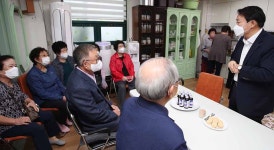 어르신을 섬기는 행정… 김찬진 인천 동구청장, 추석맞이 경로당 위문 방문