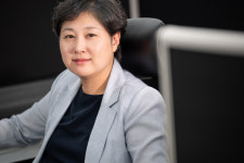 [경기도 우수여성기업] ㈜아코플레닝, 폐가죽서 재생실 뽑는 특허기술… 세계 1·2위 운동화 브랜드도 뚫었다