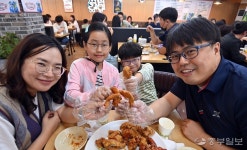[화보] 치맥에 즐겁고 공연에 흥나고… 3만 운집 수원통닭거리축제