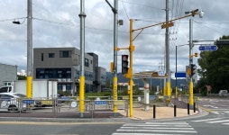 쾌적한 통학 환경 조성… 이천시, 어린이보호구역 내 불법광고물 부착방지시트 설치