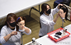 [중부포토] 경연에 몰입한 미용사들