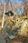 [인문기행 경기도의 전통사찰 38] 바위산에 둥지튼 사찰, 중생들의 간절함이 켜켜이 쌓이다…가평 현등사