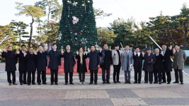 시민들 마음에 위로·희망되길… 안성시, 내혜홀 광장서 성탄트리점등식 개최