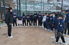 KT위즈 김민, 장안구 리틀야구단 격려하며 쪽집게 과외