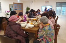 어르신 허리 건강 위해… 안양시, 경로당 입식 식탁 세트 지원