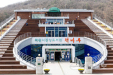 의왕시, 중앙도서관-사립작은도서관들 책 배달에 날개를 달았다