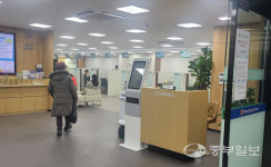 9시 은행문 열리자마자 발길… 고객들 편하네요