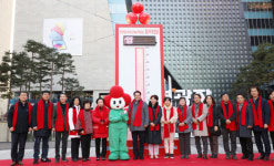 이웃 사랑 실천… 안양시, 범계역 광장 사랑의 온도탑 모금 목표치 넘어 108도 달성