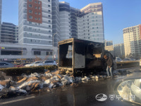 수원 권선동 도로 달리던 배송차량 화재…화물 등 불에 타