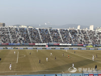 수원FC, 2023시즌 홈 개막전서 포항에 패배…이승우 퇴장