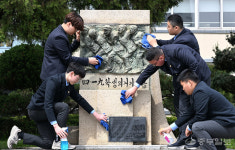 [중부푸토] 4·19 기념탑 청소하는 인천기계공고 후배들