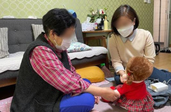 노인 말벗·위급 감지 'AI 돌봄로봇'… 경기도 차원 도입 급하다