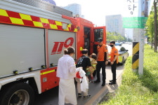 수원남부소방서, 시민과 함께 소방차 길 터주기 훈련 실시
