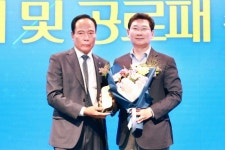 수지농협, 이상일 용인특례시장에 감사패 수여…금융복합시설 건립 신속 지원 감사