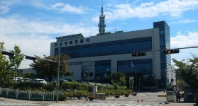 전 연인에 흉기 휘두른 30대, 옥상서 투신 소동…경찰 대치중