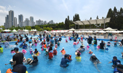 [중부포토] 물밖은 위험해… 송도해변축제 내달 6일까지