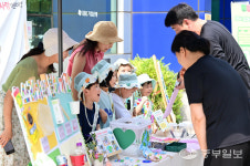 [화보] 지구를 지키는 친환경에코프리마켓 직접 만든 물건  판매하는 어린이들