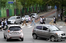 [현장24시] 신호등 없는 사거리 등교·출근길 눈치싸움