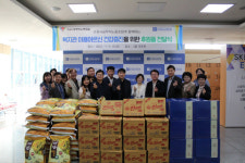 수원시공무직노조, SK청솔노인복지관에 후원품 전달 훈훈