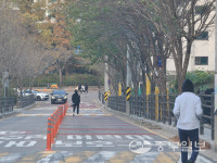 [현장24시] 인도 좁아서… 차로로 등교하는 인천 초등생
