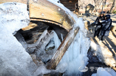 [화보] 한파와 물레방아