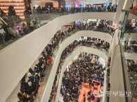 정식 개장 3일만에 30만명 몰린 스타필드 수원점 직접 가보니…