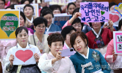 평균 66세 남인천중·고등학교의 특별한 졸업식… 배움의 한 풀었다