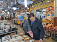 염태영 민주당 수원무 예비후보, 권선종합시장 찾아 명절 민심 청취… 소통 행보