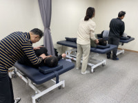 시원한 안마로 피로 풀어드려요… 시각장애인들 구슬땀